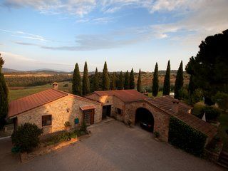 Un casale semplice immerso in un paesaggio rurale, circondato da terreni agricoli, adatto per momenti di tranquillità e passeggiate.