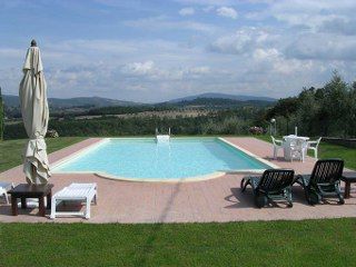 Una piscina situata in un ambiente verde, ideale per momenti di relax all'aperto.