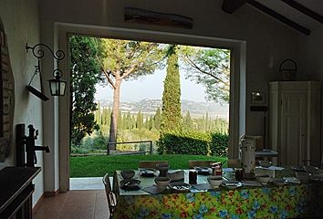 Ambiente confortevole con panorama su un paesaggio di ulivi e cipressi.