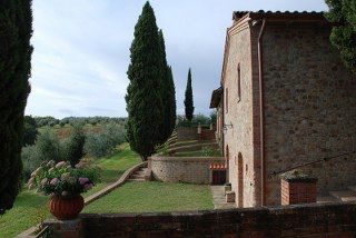Un edificio immerso nel verde, circondato da ulivi e cipressi, adatto per momenti di tranquillità.