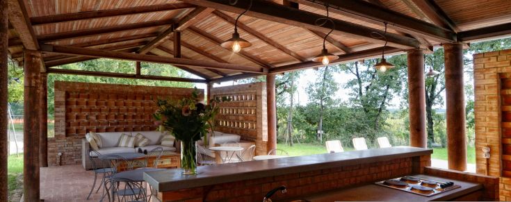 Terrazza all'aperto con comodi spazi per sedersi, ideale per moments di relax e socializzazione.