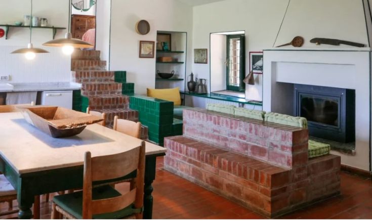 Interno di un agriturismo con arredi semplici e funzionali che creano un'atmosfera calda. Un'ambiente adatto per trascorrere del tempo in compagnia.