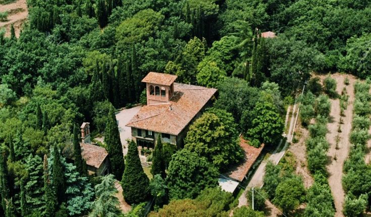 Un agriturismo circondato da vigneti e oliveti, immerso nella pace della campagna umbra.