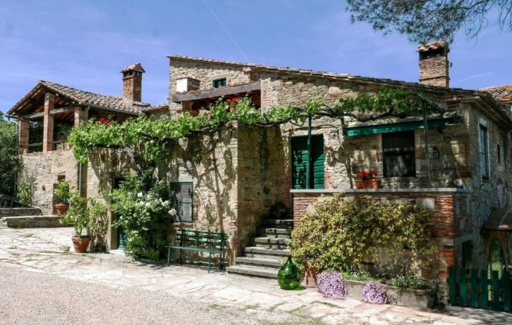 Un agriturismo immerso nella natura, con un giardino curato e spazi all'aperto per momenti di relax.