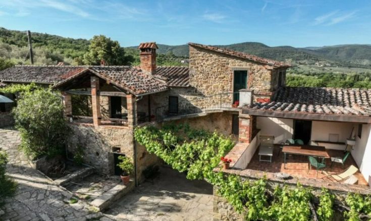 Agriturismo situato tra colline, vigneti e oliveti, ideale per trascorrere momenti di relax e fare escursioni.