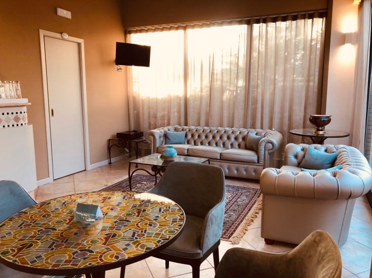 Un salon lumineux et confortable avec des canapés bien disposés et une table aménagée, idéale pour des moments de détente.