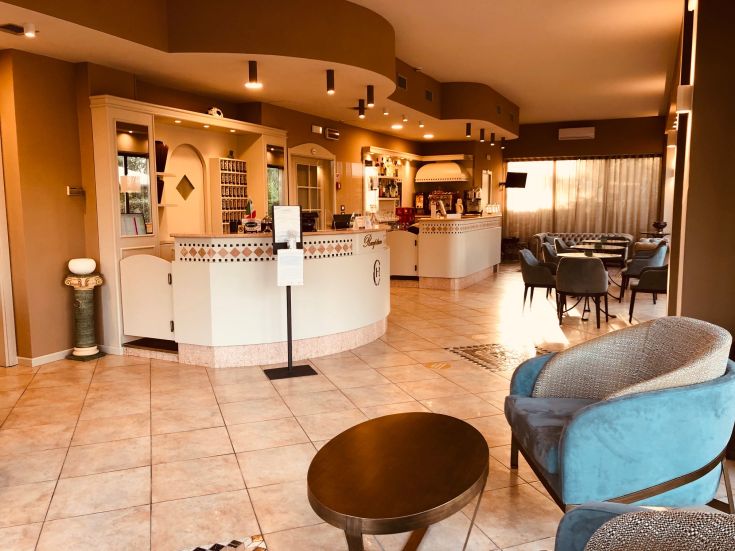 Hall spacieux avec réception et coin salon, mobilier sobre et contemporain.