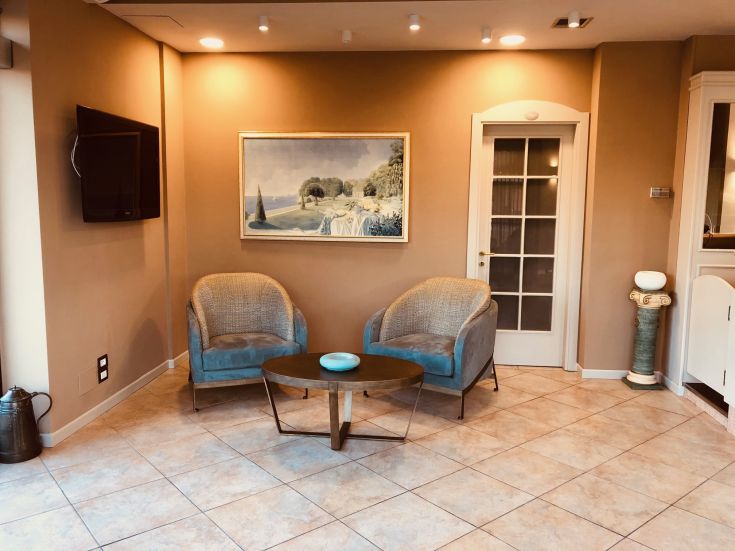 Un coin relaxant avec des sièges confortables et des décorations discrètes.