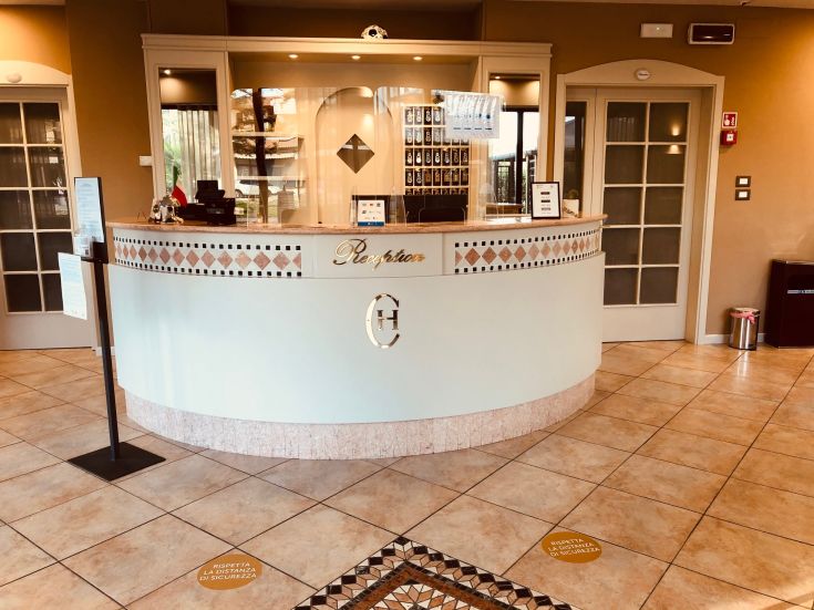 Accueil accueillant avec des détails sobres dans un environnement bien entretenu et conforme aux normes de sécurité.