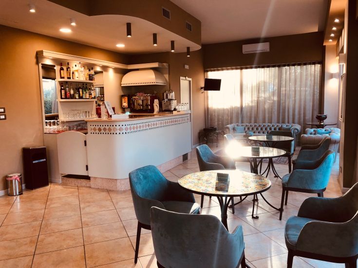 Un bar avec des sièges confortables et une ambiance calme.