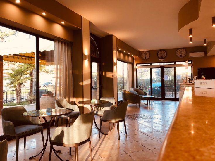 Hall d'un hôtel avec des espaces bien éclairés et un décor simple.