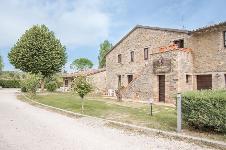 Holiday home nestled in the Umbrian countryside, perfect for families and couples, near Lake Trasimeno.