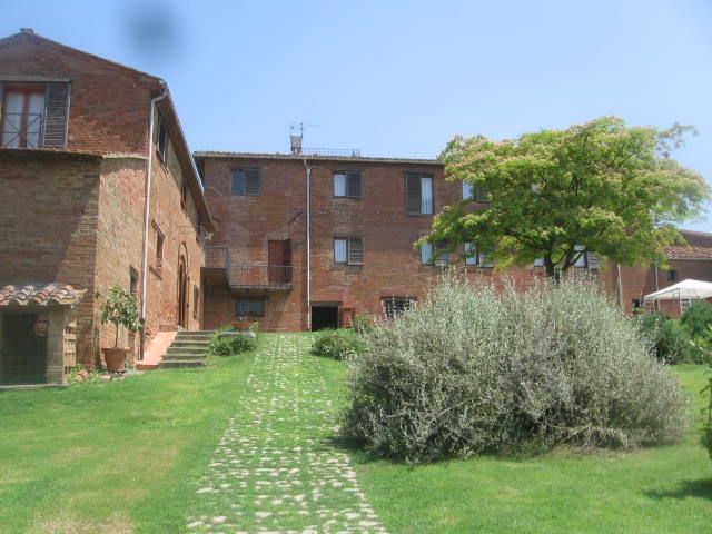 Historisches Agriturismo, umgeben von Natur, mit historischen Gebäuden und einer ruhigen Atmosphäre.