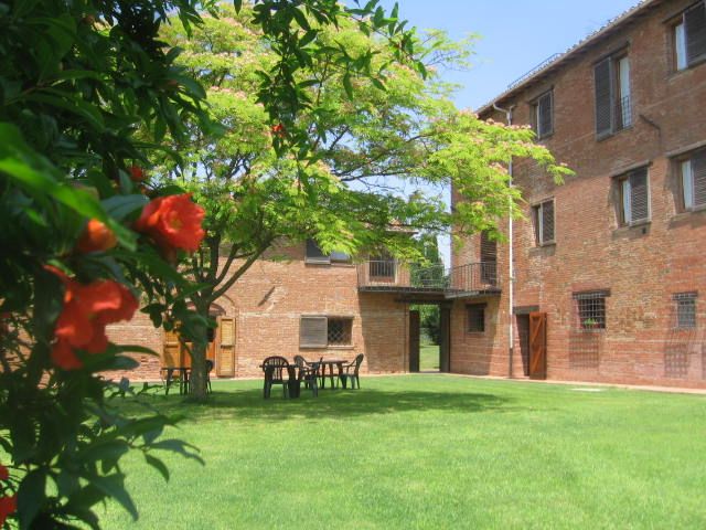 Ein altes Kloster, umgeben von Natur, ideal für Momente der Ruhe.