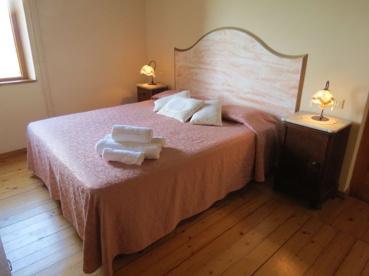 Gemütlicher Raum mit Doppelbett und schlichten Dekorationen, ideal für einen ruhigen Aufenthalt.