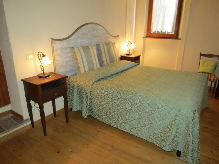 Gemütliches Zimmer mit Doppelbett und einfachen Details, ideal für einen ruhigen Aufenthalt.