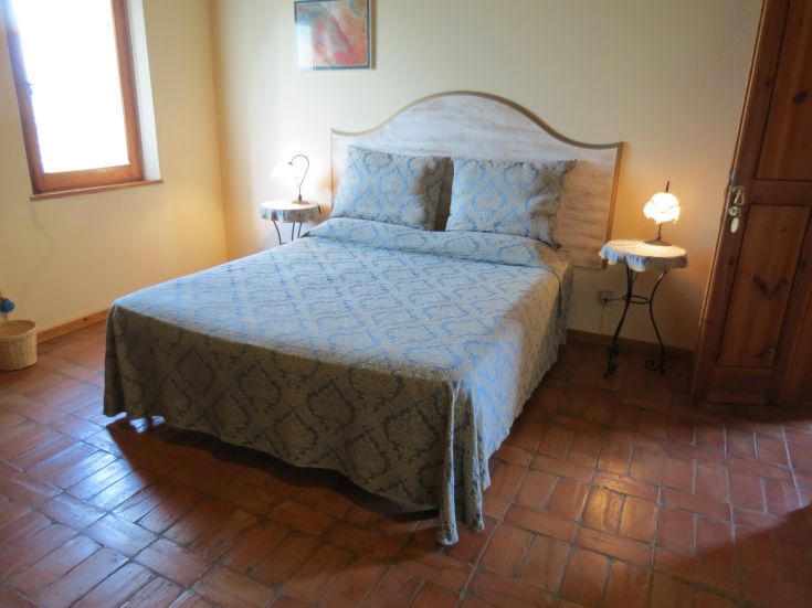 Einfaches Zimmer mit Doppelbett, ideal für Entspannung und Ruhe.