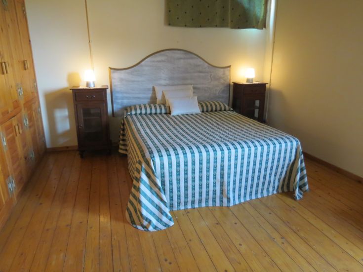 Ein komfortables Zimmer mit einem Himmelbett, Holzmöbeln und einer ruhigen Atmosphäre.