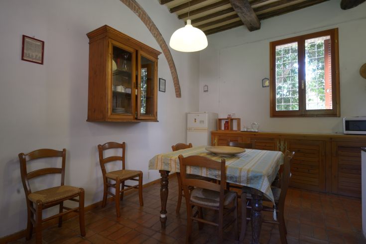 Geräumige Küche mit einem Holztisch und Stühlen, perfekt für gesellige Momente.