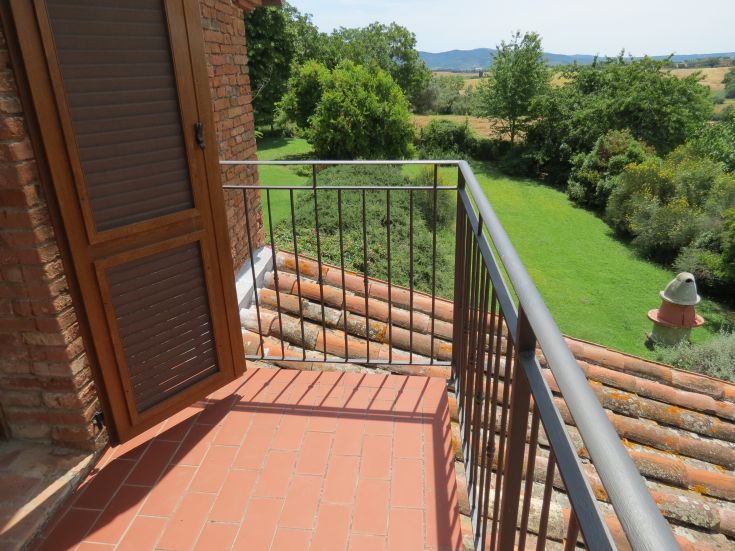 Ein Panoramablick auf eine üppige Landschaft mit ruhigen umliegenden Hügeln.