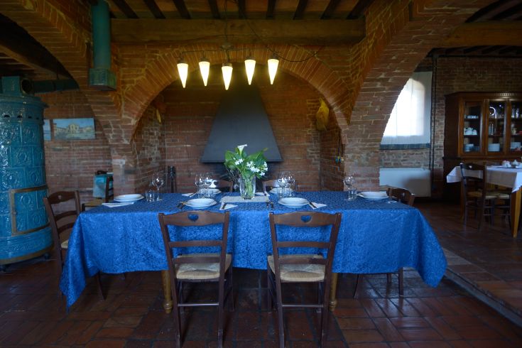 Ein sorgfältig gedeckter Tisch in einer rustikalen, charakteristischen Umgebung, bereit, Gäste zu empfangen.