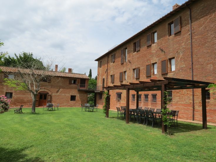 Ein historisches Gebäude in der umbrischen Landschaft, ideal für ruhige Momente.