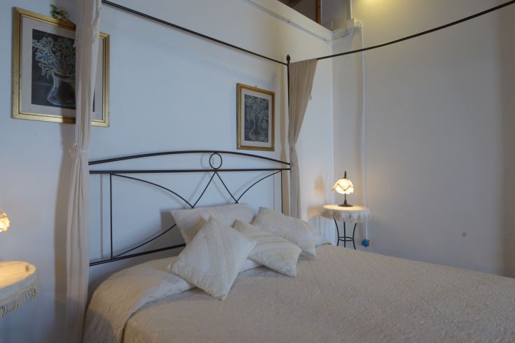 Einfaches Zimmer mit praktischen Möbeln und einer gemütlichen Atmosphäre.