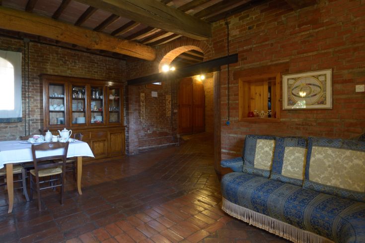 Gemütliche Umgebung mit sichtbaren Balken, Holzmöbeln und rustikalem Stil.