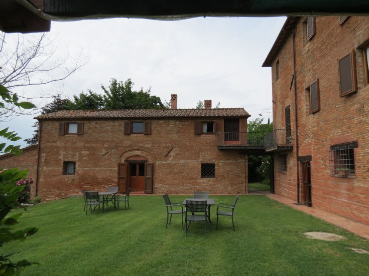 Bauernhaus, das sich zwischen den umbrischen Hügeln befindet und eine grüne und rustikale Umgebung bietet.