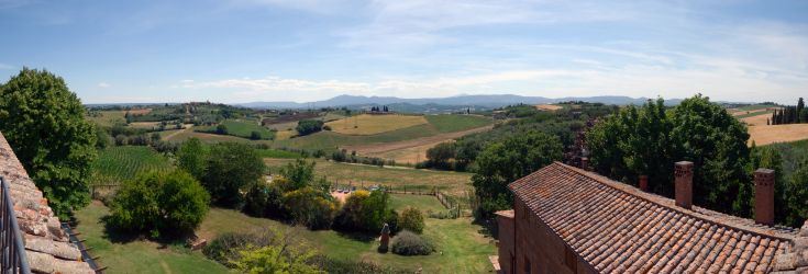 Landschaft mit grünen Hügeln und gepflegten Feldern, eine ruhige und entspannende Umgebung.