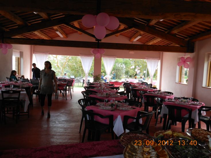 Ein gemütliches Restaurant mit einer einladenden Atmosphäre, geschmückt mit rosa Ballons, ideal für Partys.