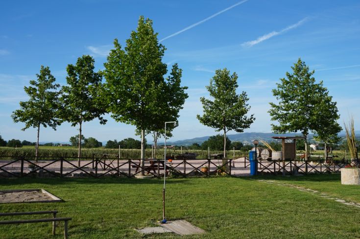 Struttura circondata da spazi verdi e tranquilli, perfetta per passeggiate e momenti di relax nella campagna umbra.