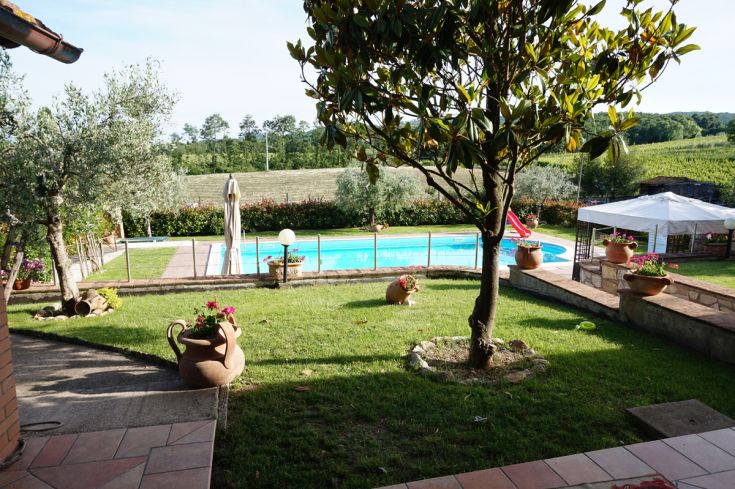 Luogo di riposo circondato dal verde, offre una piscina e aree dedicate ai bambini. Ideale per escursioni e relax.