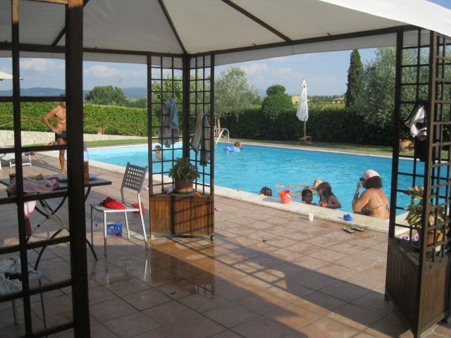 Una piscina circondata da alberi, in un'area tranquilla della campagna umbra.