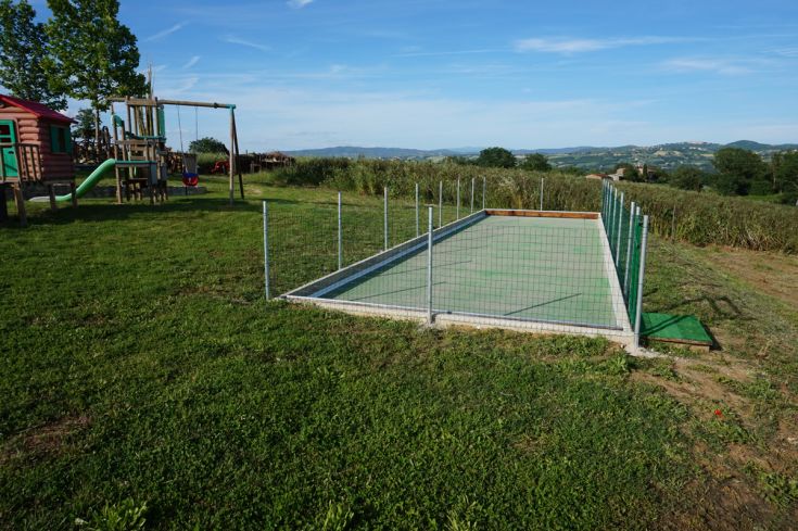 Struttura accogliente con ampi spazi verdi e area giochi per i bambini.