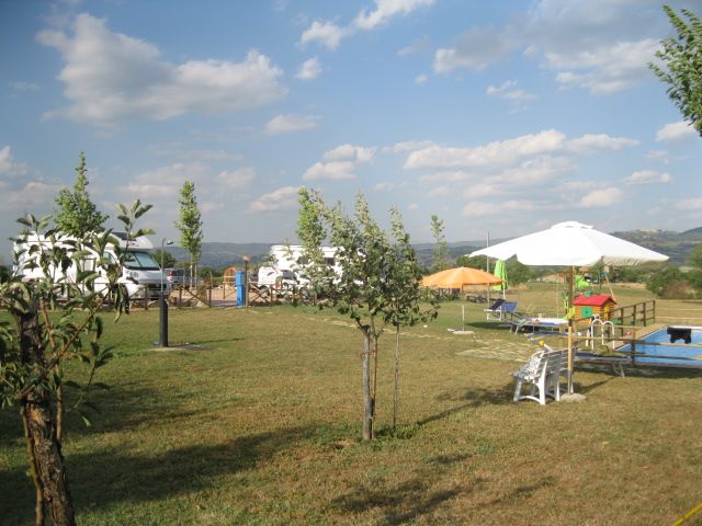 Struttura accogliente immersa nel verde, con spazi all'aperto e percorsi per passeggiate tra le colline.
