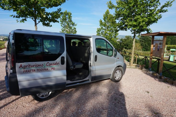 Accogliente agriturismo con spazi verdi e comfort, perfetto per rilassarsi e fare escursioni nella campagna umbra.