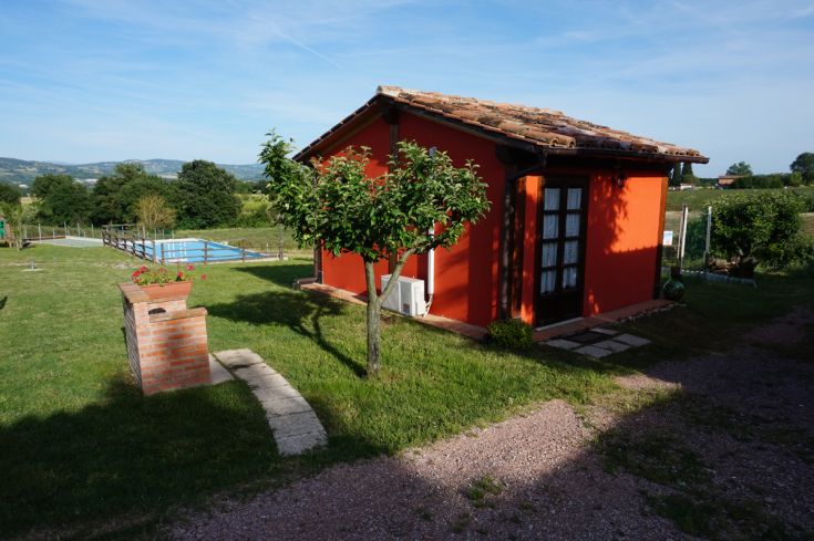 Struttura circondata da aree verdi con piscina, adatta per momenti di relax e passeggiate nella campagna umbra.