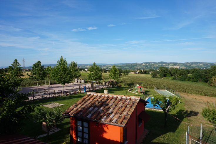 Edificio immerso nella campagna umbra, ideale per momenti di svago e passeggiate nel verde.