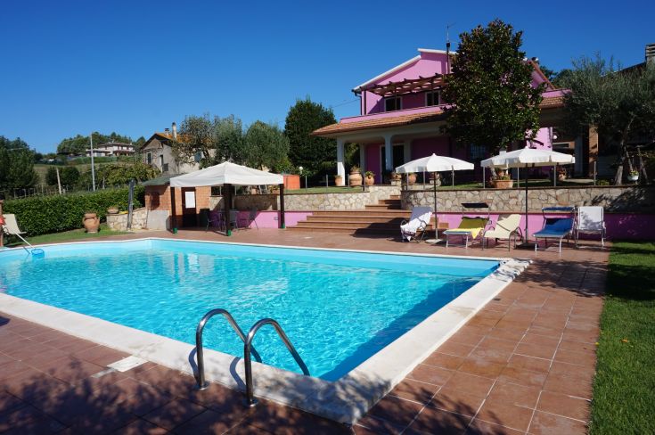 La struttura offre comodi spazi all'aperto, aree verdi e una piscina per il relax.