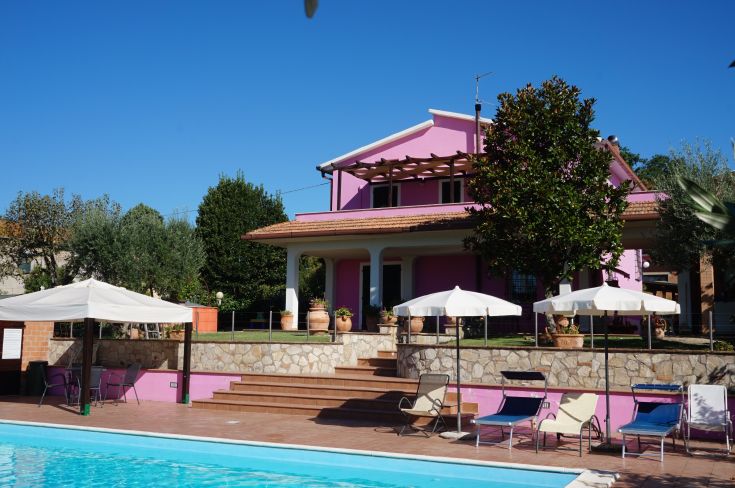 Situato in Umbria, questo agriturismo dispone di spazi confortevoli, una piscina e un giardino. Perfetto per escursioni e momenti di relax.