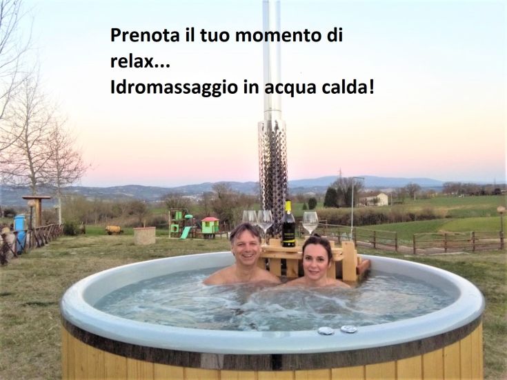 Momenti di relax in vasca idromassaggio circondati dalla natura umbra.