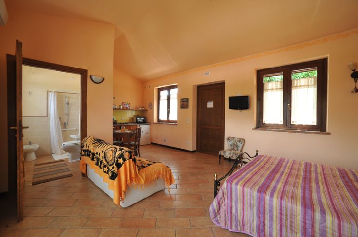 Ampio ambiente tranquillo, ben arredato per momenti di relax, con soggiorno e panorama sulla campagna.