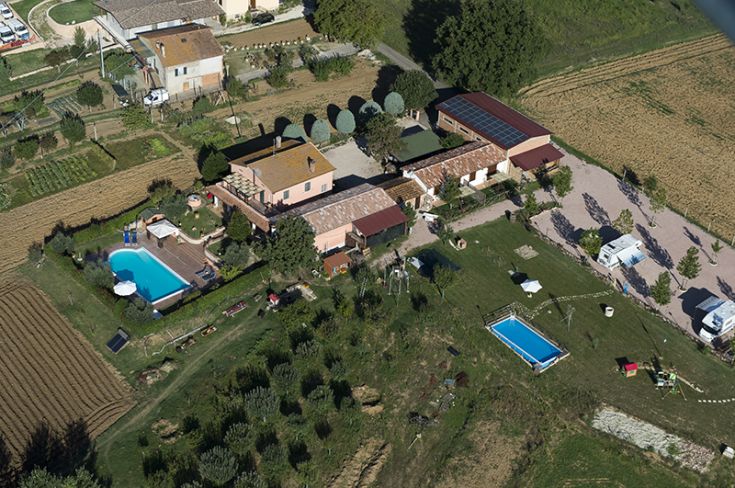 Agriturismo situato nel verde, adatto per momenti di relax, passeggiate e attività per tutta la famiglia.