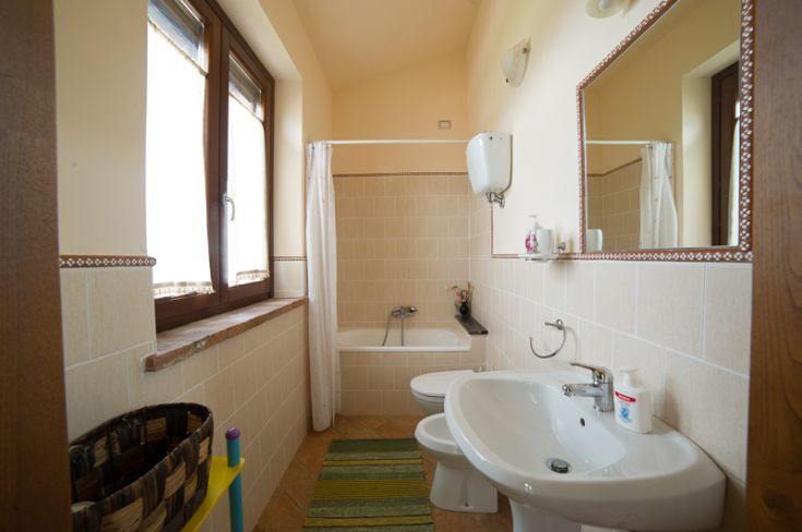 Bagno ben illuminato e funzionale, ideale per momenti di comodità e cura personale.