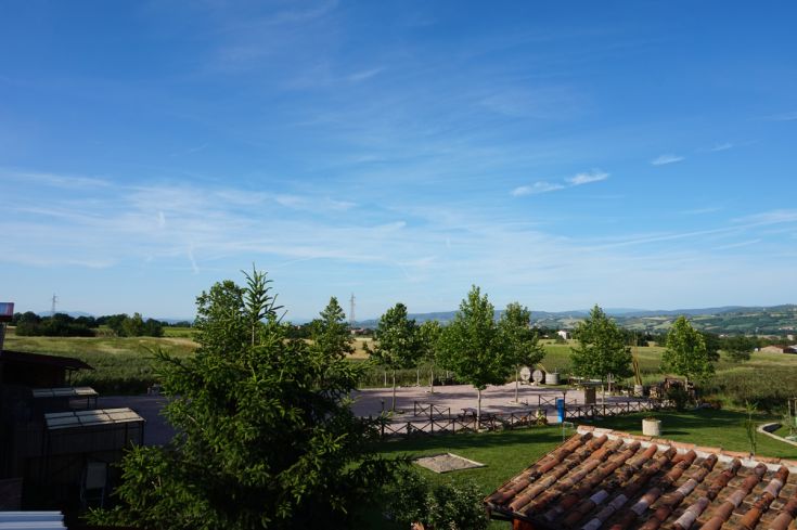 Un'area immersa nel verde con colline e un cielo sereno, perfetta per momenti di tranquillità.