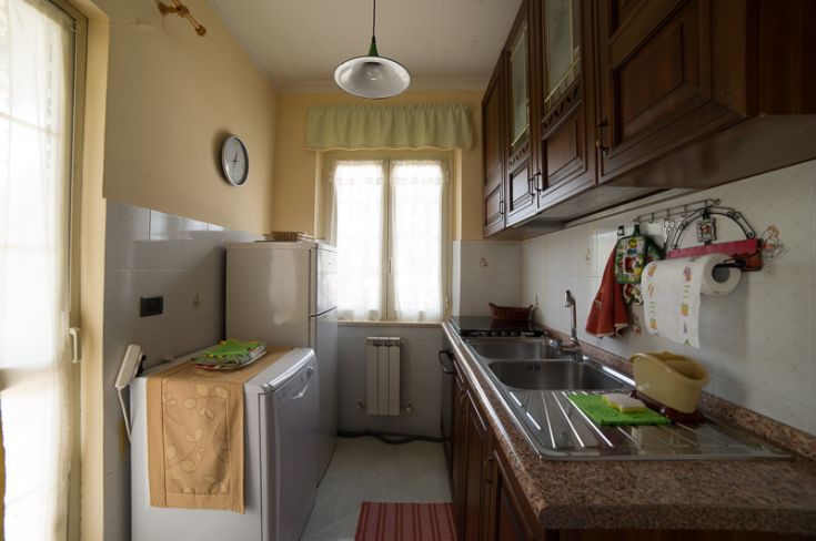 Cucina spaziosa e ben illuminata, ideale per momenti in famiglia e con gli amici.