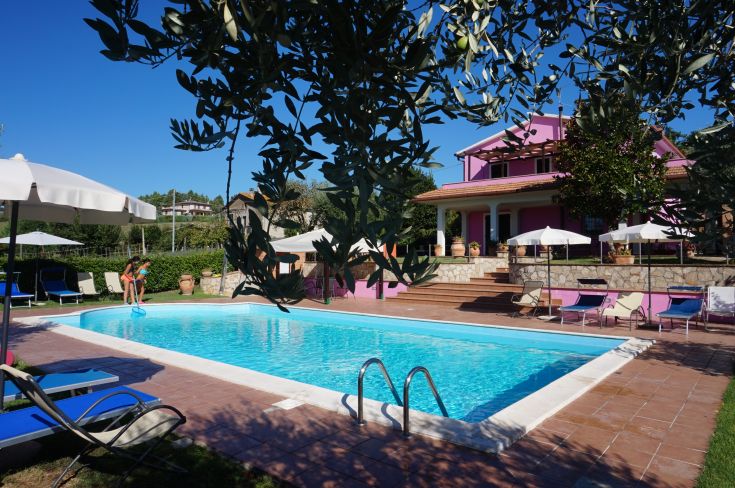 Struttura accogliente con ampie aree verdi, perfetta per rilassarsi e passeggiare nella campagna umbra.