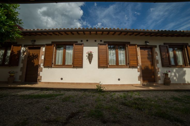 Struttura confortevole circondata da spazi verdi, colline e sentieri per passeggiate nella calma campagna umbra.