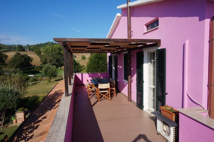 Struttura confortevole con spazi verdi e sentieri nella campagna umbra.